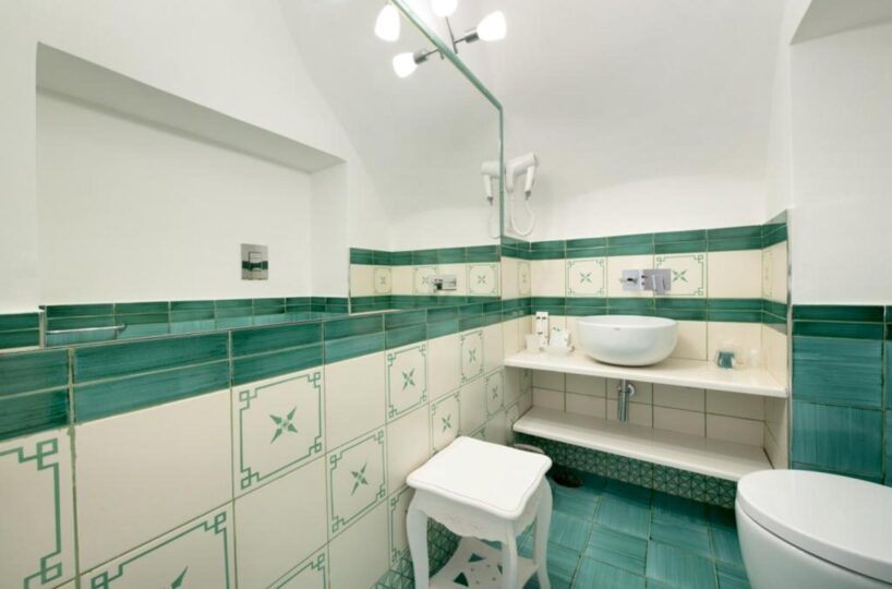 Positano villa bath 2