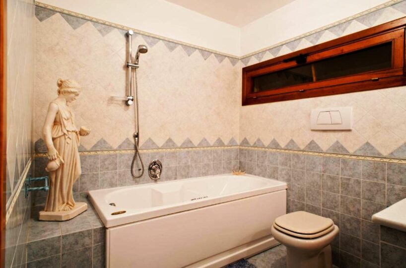 Positano villa with private swimming pool and 6 bedrooms for rent bath