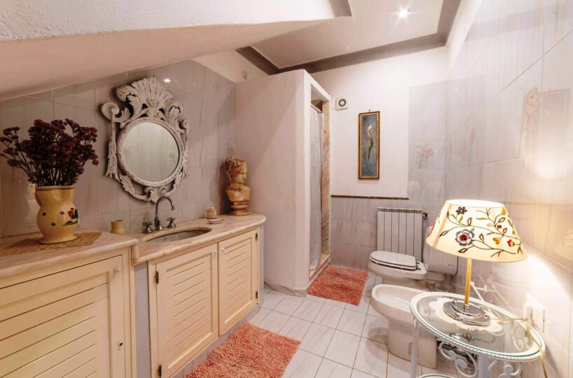 Positano villa with private swimming pool and 6 bedrooms for rent bathroom 3