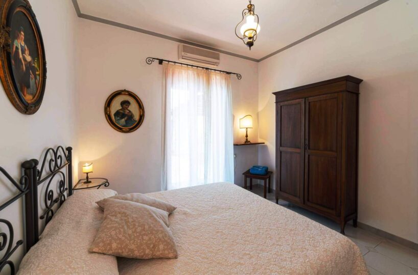Positano villa with private swimming pool and 6 bedrooms for rent bedroom 3
