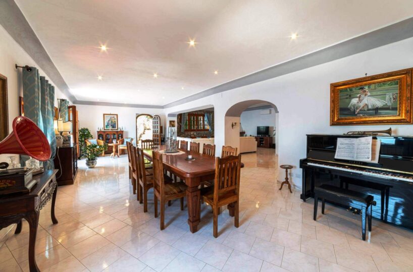 Positano villa with private swimming pool and 6 bedrooms for rent dinning area