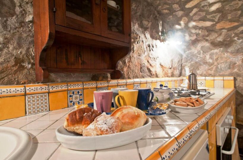 Positano villa with private swimming pool and 6 bedrooms for rent kitchen table