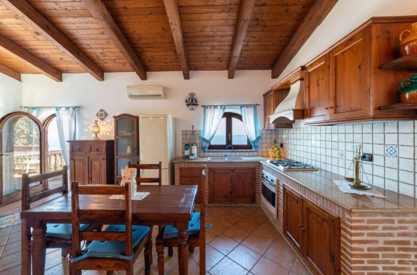 Positano villa with private swimming pool and 6 bedrooms for rent kitcvhen dinning area