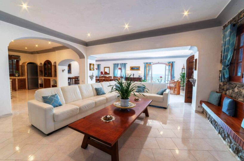 Positano villa with private swimming pool and 6 bedrooms for rent living area