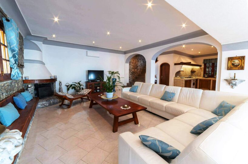 Positano villa with private swimming pool and 6 bedrooms for rent living rooms