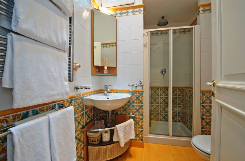 Praiano Villa rental with 7 bedroms 12 sleeps . bath