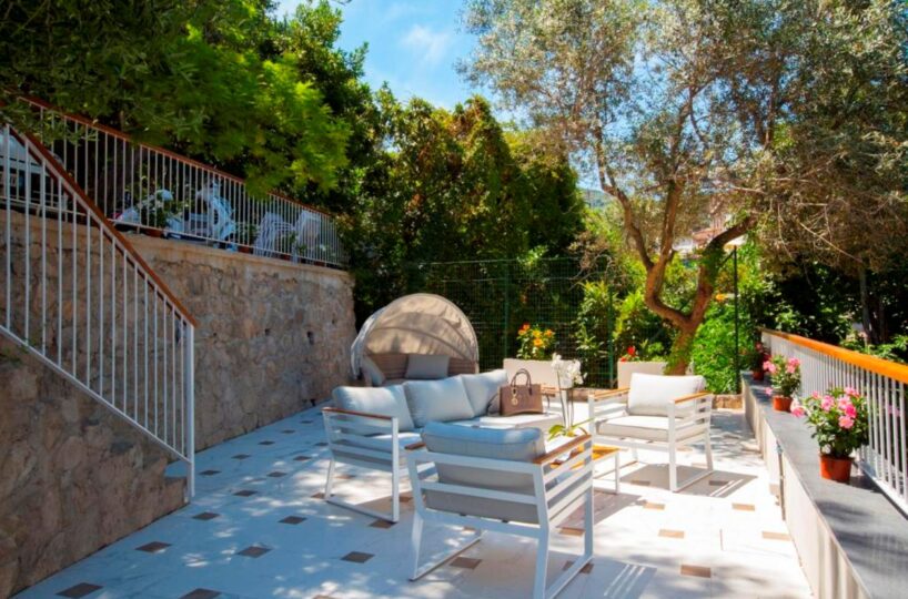 Sorrento Luxury Villa with pool in center. 1