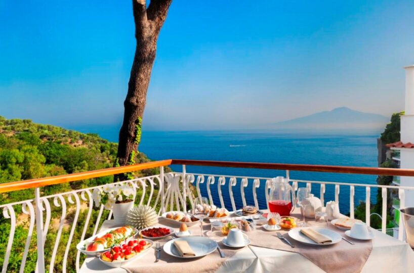Sorrento Luxury Villa with pool in center. 12