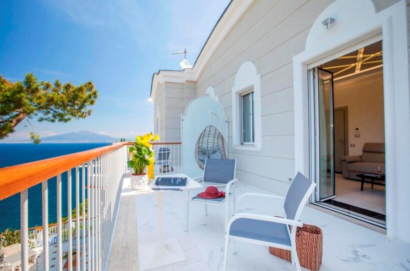 Sorrento Luxury Villa with pool in center. 13