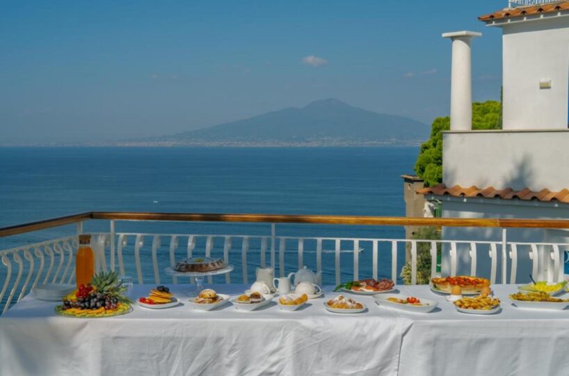 Sorrento Luxury Villa with pool in center. 18