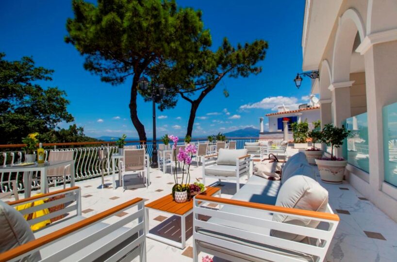 Sorrento Luxury Villa with pool in center. 2