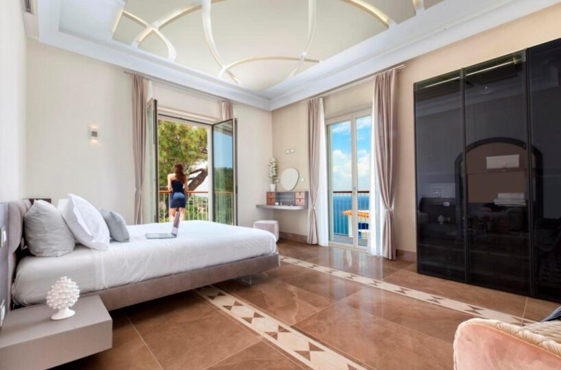 Sorrento Luxury Villa with pool in center. 31