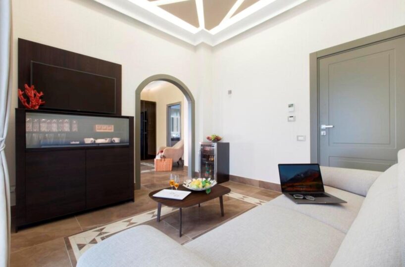 Sorrento Luxury Villa with pool in center. 32