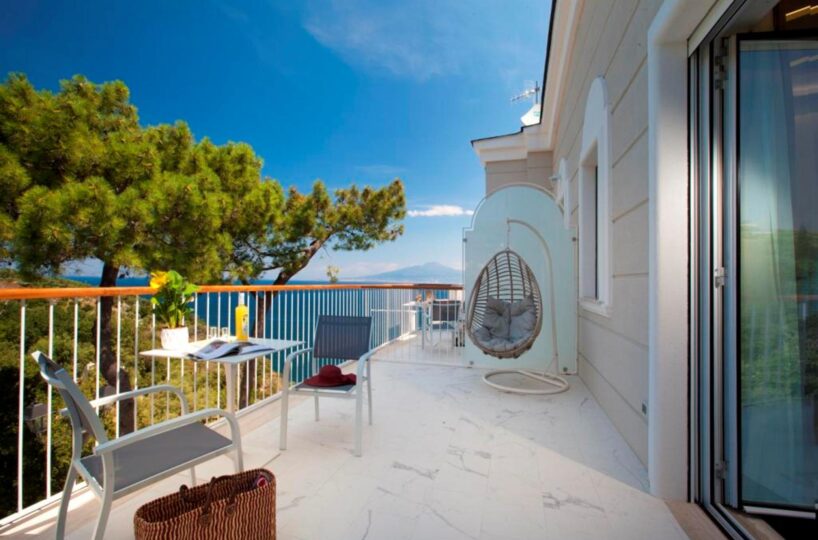 Sorrento Luxury Villa with pool in center. 33