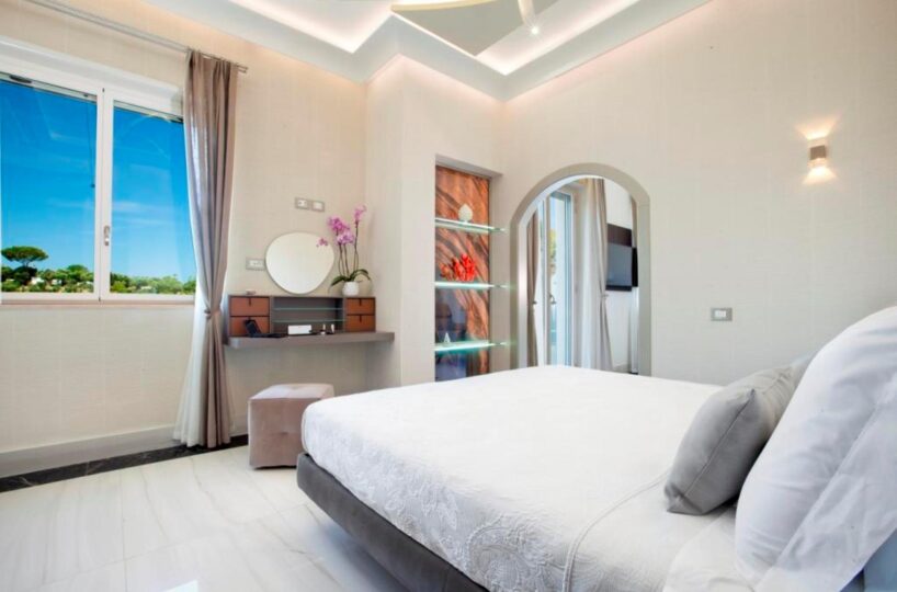 Sorrento Luxury Villa with pool in center. 40