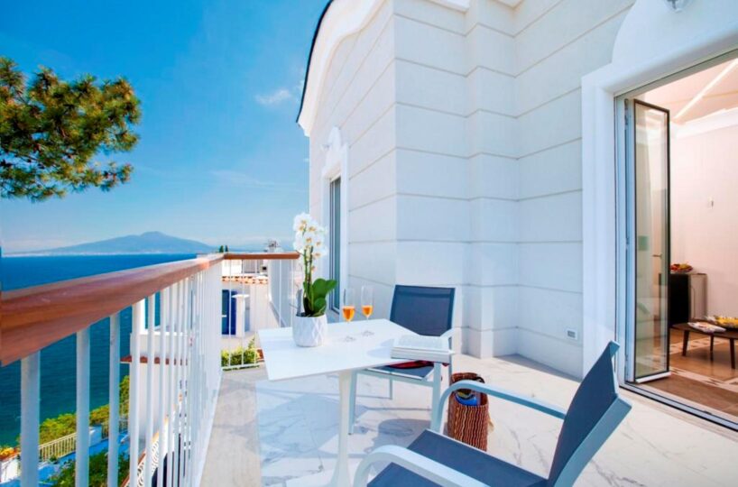 Sorrento Luxury Villa with pool in center. 41