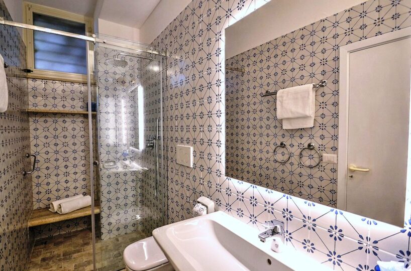 Villa with private beach and pool in Positano ensuite bath