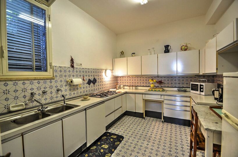 Villa with private beach and pool in Positano kitchen