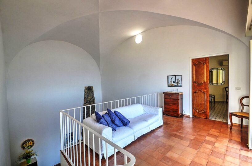 Villa with private beach and pool in Positano living room