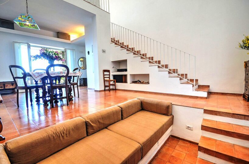 Villa with private beach and pool in Positano living room1