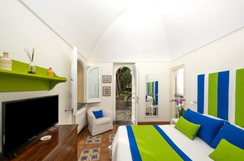 Positano villa with heated pool in center 4 bedrooms 8 sleeps (18)