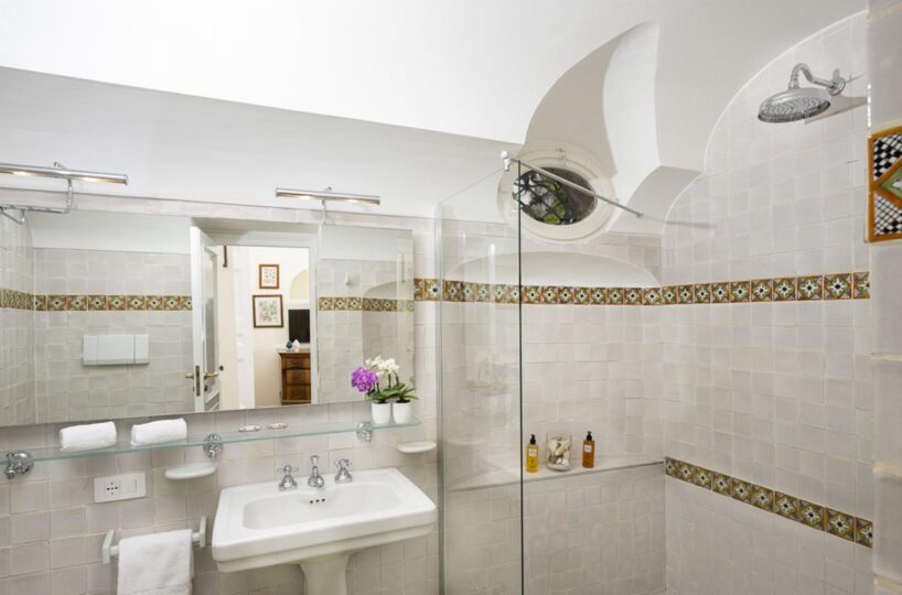Positano villa with heated pool in center 4 bedrooms 8 sleeps (26)
